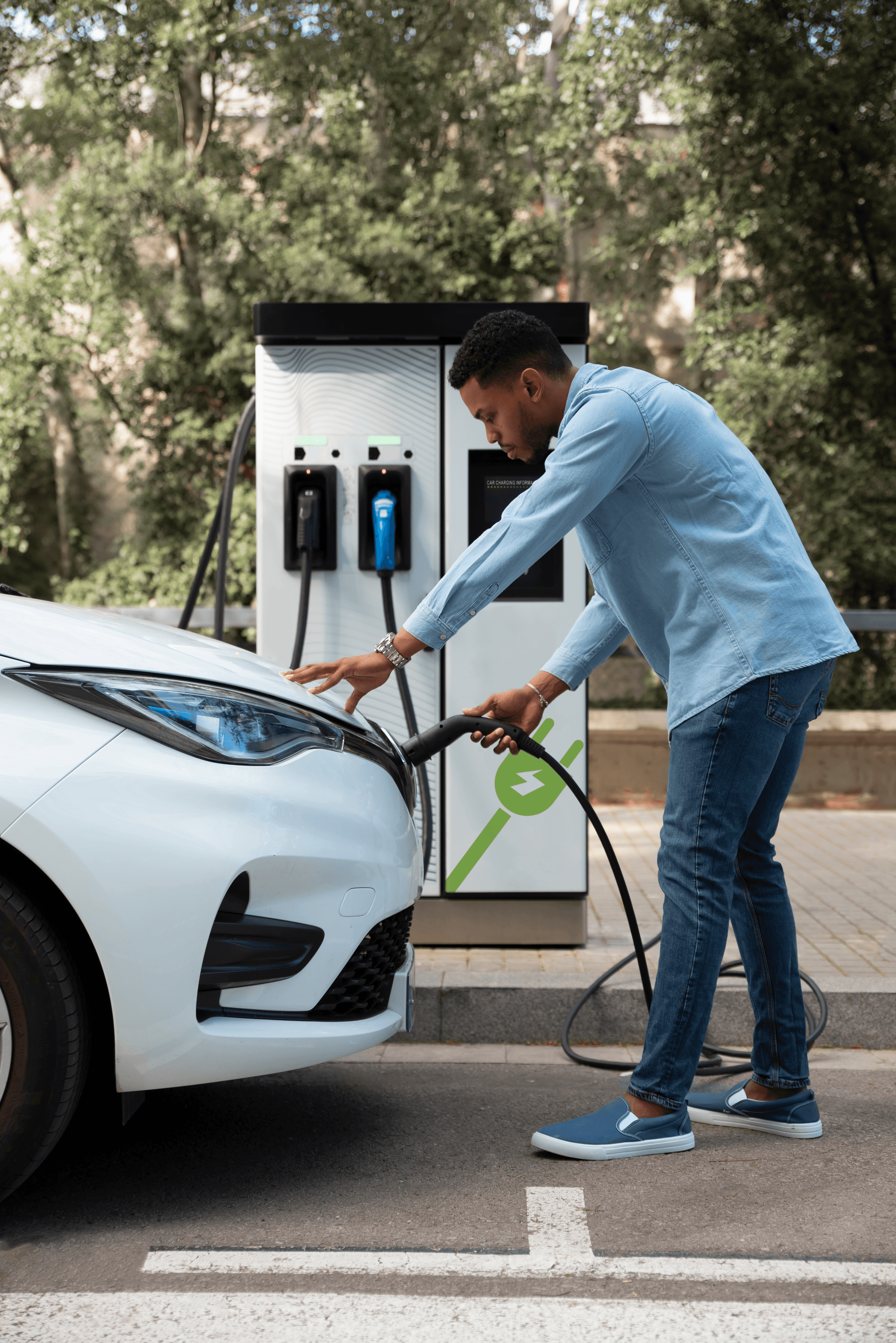 Een man die zijn elektrische auto oplaadt 